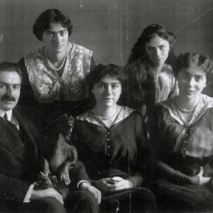 Barbu Stirbey cu fiicele lui: Maria, Elise, Ecaterina si Nadejde